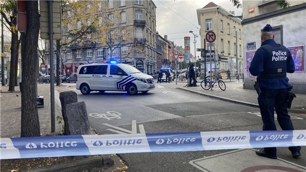 Anschlag in Brüssel: Attentäter tot, viele Fragen offen Die Polizei sperrt eine Straße, während ein Polizist hinter Absperrband Wache steht.