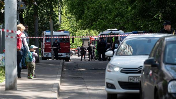 Kreml macht Kiew für Drohnenangriffe verantwortlich Die Polizei sperrt einen Bereich ab, in dem Ermittler Teile einer ukrainischen Drohne einsammeln, die Berichten zufolge ein Wohnhaus beschädigt hat.