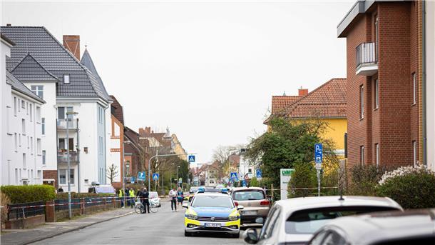 Gambias Regierung bestürzt über Polizeischüsse in Nienburg Die Polizei sperrt während des Einsatzes die Friedrichstraße in Nienburg.