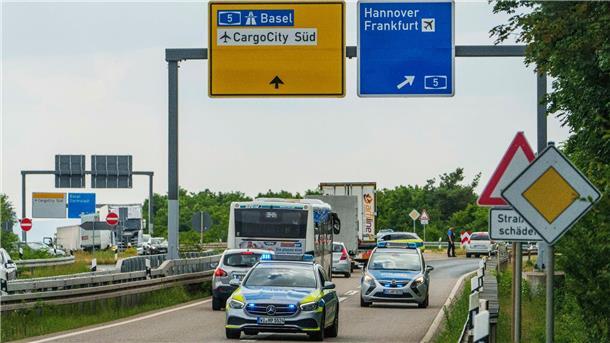 Die Polizei sperrt wegen einer Weltkriegsbombe die Zufahrt über die L3262 zum Flughafen/Cargo City Süd ab.
