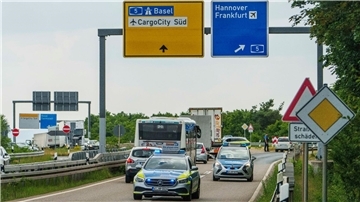 Die Polizei sperrt wegen einer Weltkriegsbombe die Zufahrt über die L3262 zum Flughafen/Cargo City Süd ab.