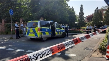 Die Polizei steht an einem abgesperrten Bereich in Köln-Mülheim.
