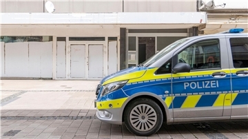 Die Polizei steht vor dem Wohnhaus des Tatverdächtigen in Duisburg.
