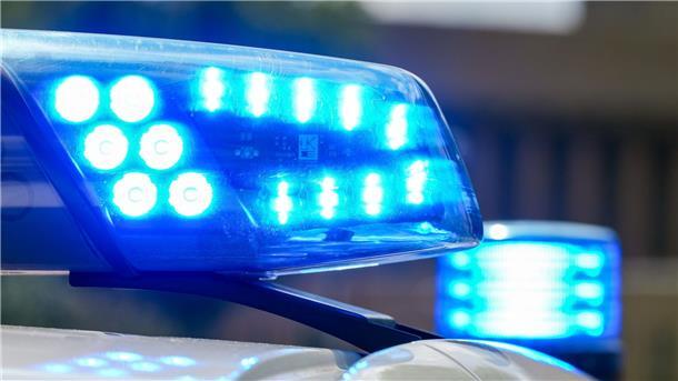 Auf Haus geschossen - Kugel durchschlägt Rollladen Die Polizei steht vor einem Rätsel, warum es Unbekannte wiederholt auf das Wohnhaus im Kreis Diepholz abgesehen haben. (Symbolbild)