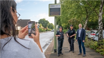 Die Polizei stellt eine leuchtende Anzeige namens Dialogdisplay vor der Friedrich-Ebert-Schule vor. Gleichzeitig informieren sie die Verkehrsteilnehmer über richtiges Verhalten auf diesem Schulweg. Dabei auch Volker Ortgies, Direktor der Ortspolizeibehörde Bremerhaven (rechts), Polizeihauptkommissarin Nicole Füllmich-Penshorn, zuständige Sachbearbeiterin der Verkehrsprävention der OPB (links) und die Leherheider Kontaktpolizistin, Polizeioberkommissarin Susanne Graw-Kespelher.