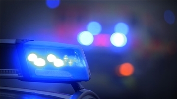 Blaulicht der Polizei. Die Polizei stellte bei der lebensgefährlich verletzten Fahrerin über zwei Promille Atemalkohol fest – der Führerschein wurde beschlagnahmt, eine Blutprobe angeordnet.