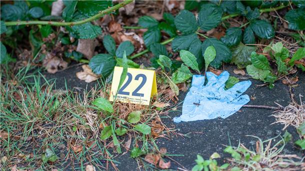 Die Polizei sucht an der Grimsbystraße nach Spuren. An dieser Ausfallstraße in Bremerhaven wurde am Montag eine Leiche gefunden.
