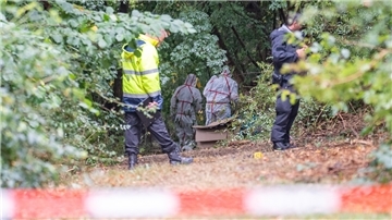 Die Polizei sucht weiter nach Spuren zum Todesfall an der Geeste. Am Dienstag, 27. Septembar, kam von einem Boot des DLRG aus ein Sonargerät zum Einsatz.