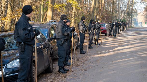 Die Polizei suchte am Montag im Bürgerpark nach dem Vermissten.