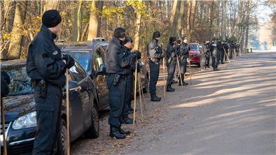 Die Polizei suchte am Montag im Bürgerpark nach dem Vermissten.