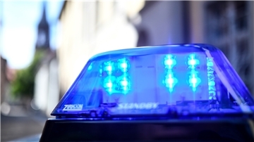 Das Blaulicht eines Polizeiautos leuchtet 