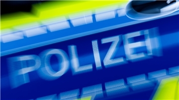 Der Schriftzug „Polizei“ ist auf einem Einsatzfahrzeug zu sehen. 