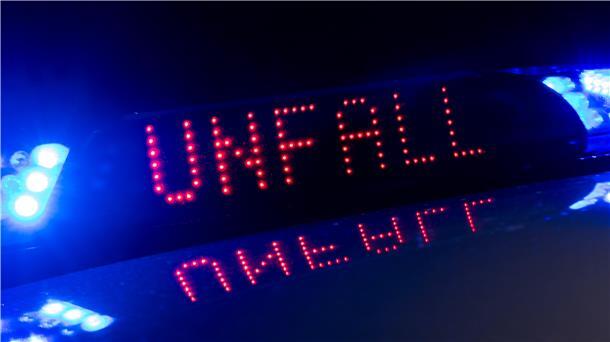 Leuchtschrift "Unfall" auf einem Polizeiauto