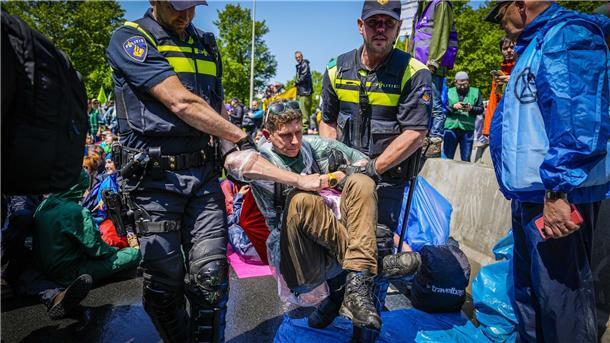 Klima-Protest in Den Haag: Mehr als 1500 Festnahmen Die Polizei trägt Aktivisten von Extinction Rebellion weg, die die A12 in Den Haag blockieren.