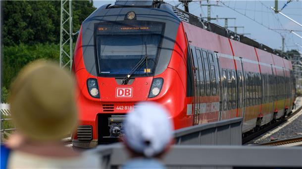 Bahn-Chaos: Staatsschutz in Berlin ermittelt Die Polizei und die Deutsche Bahn gehen von Sabotage aus: Wer steckt hinter dem Bahn-Chaos?