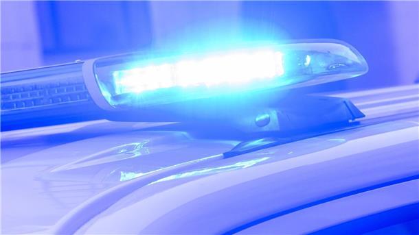 Blaulicht der Polizei. Die Polizei vermutet, dass der Täter beim Einbruch in den Freizeitpark Karls Erlebnis-Dorf ein Fahrzeug für den geplanten Tresortransport bereitgestellt hatte. 