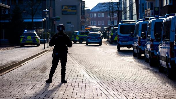 Die Polizei war angesichts der Bedrohungslage in einem Jobcenter in Lehrte mit einem Großaufgebot im Einsatz.