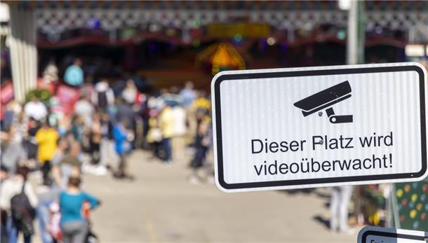 Die Polizei will bei den „Maritimen Tagen“ wieder Festgelände und Zufahrtsstraßen mit Videokameras überwachen. Aber hilft diese Technik wirklich bei der Polizeiarbeit?