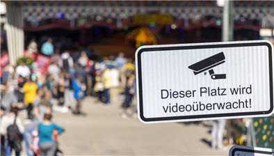 Die Polizei will bei den „Maritimen Tagen“ wieder Festgelände und Zufahrtsstraßen mit Videokameras überwachen. Aber hilft diese Technik wirklich bei der Polizeiarbeit?