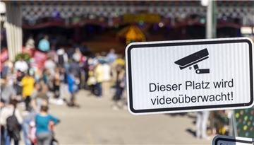 Die Polizei will bei den „Maritimen Tagen“ wieder Festgelände und Zufahrtsstraßen mit Videokameras überwachen. Aber hilft diese Technik wirklich bei der Polizeiarbeit?