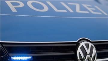 Die blaue Haube eines Autos mit der Aufschrift Polizei.