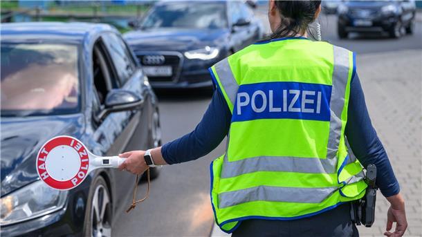 Polizeigewerkschaft nennt Grenzkontrollen unverhältnismäßig Die Polizeigewerkschaft beklagt 2,8 Millionen Überstunden bei der Bundespolizei. (Archivbild)