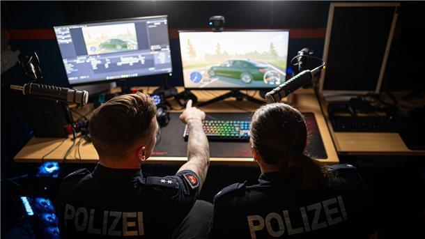 Die Polizisten „Janni“ und „Jo“ gehören zum fünfköpfigen Twitch-Team der Polizei Hannover.