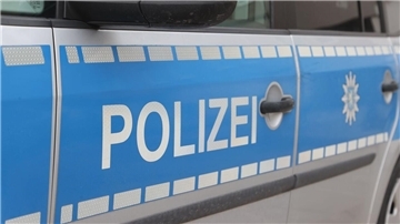 Der Schriftzug "Polizei" an einem Dienstauto der Polizei.  Die Polizisten stellen das mutmaßliche Tatwerkzeug nach dem Automatenaufbruch sicher.