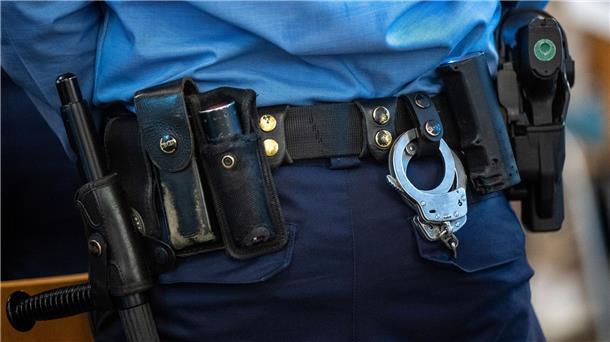 Die Polizistenuniform wird von Strippern gerne als Kostüm verwendet - doch Vorsicht, was die Waffe angeht!