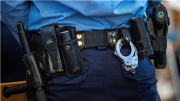 Die Polizistenuniform wird von Strippern gerne als Kostüm verwendet - doch Vorsicht, was die Waffe angeht!