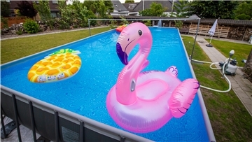 Die Pool-Luxus-Variante steht in Bremerhaven-Leherheide. Er fasst 60 Qubikmeter Wasser. Das Pool-Geschäft boomt momentan. 