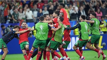 Die Portugiesen jubeln nach dem letzten verwandelten Elfmeter.