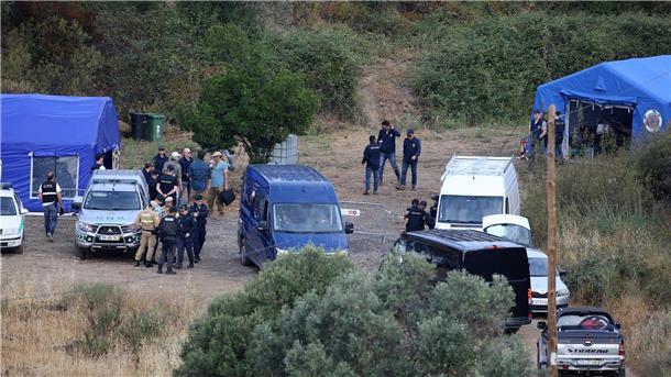 Unermüdliche Suche im Fall Maddie Die portugiesische Polizei bei Untersuchungen in dem Gebiet, wo die Dreijährige zuletzt lebend gesehen wurde.