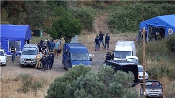 Die portugiesische Polizei bei Untersuchungen in dem Gebiet, wo die Dreijährige zuletzt lebend gesehen wurde.