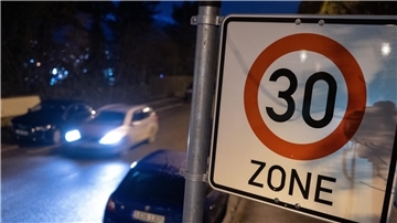 „Die positiven Auswirkungen einer Höchstgeschwindigkeit von 30 Kilometern pro Stunde sind vielfältig“, schreiben hierzu die beiden Sprecher der Grünen-Fraktion, Mareike Suhr-Krippner und Mario Kauschmann. 