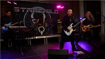 Band Starchild auf der Bühne der Feldhofhalle Beverstedt