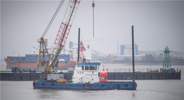  Die prächtige Kuppel des abgerissenen Bremerhavener Molenturms hat am Montag an Bord des Schwimmkrans „BHV Hercules“ den Geeste-Vorhafen verlassen.
 