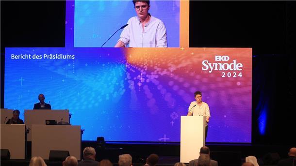 Die Präses der Synode, Anna-Nicole Heinrich, will die Beiträge von Missbrauchs-Betroffenen aus dem Publikum in die Diskussion aufnehmen.