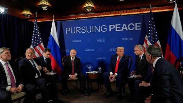 US-Russland-Gipfel gestartet -Trump und Putin in einem Auto Die Präsidenten sitzen vor Verhandlungsbeginn zusammen