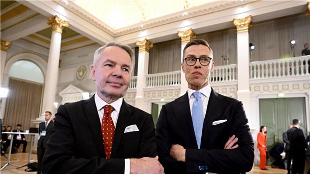 Finnland: Stichwahl zwischen Stubb und Haavisto Die Präsidentschaftskandidaten Alexander Stubb (r) und Pekka Haavisto im Rathaus von Helsinki.