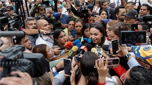 Gericht in Venezuela kassiert Ergebnis der Vorwahlen Die Präsidentschaftskandidatin der Opposition, María Corina Machado, spricht am 22.10.2023 mit Journalisten.