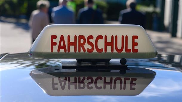 Kostenbremse für teure Führerscheine Die praktische Prüfung soll verkürzt werden. (Archivbild)