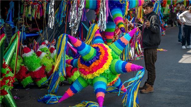 Die prall gefüllten Piñatas sind oft leuchtend bunt.