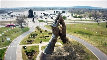 Die „Praying Hands-Statue“ von Tulsa im US-Staat Oklahoma.