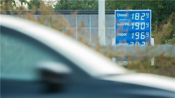 ADAC: Tanken abseits der Autobahn knapp 40 Cent billiger Die Preisanzeige einer Tankstelle an der Autobahn A7 im Landkreis Hildesheim.