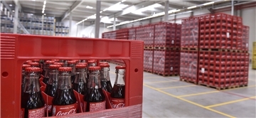 In einer Lagerhalle am Flughafen Brünn, die Coca-Cola zur Logistik nutzt, stehen hunderte Kästen mit Getränken der Marke. 