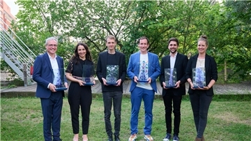 Die Preisträger: Daniel Brössler (l-r), Dunja Ramadan, Moritz Aisslinger, Jan Georg Plavec, Simon Koenigsdorff und Julia Ruhnau.