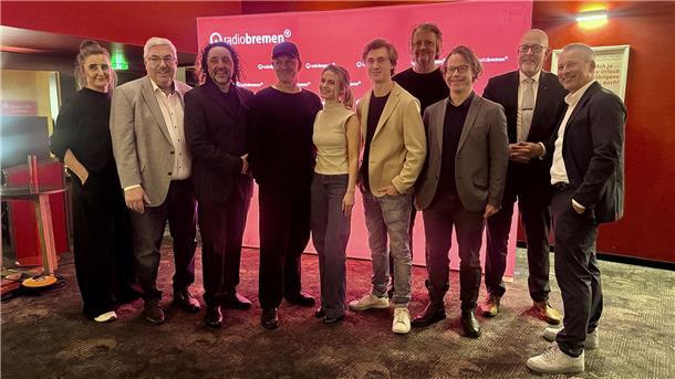 Die Preview-Gäste (v. li.): Annette Strelow (Radio Bremen), Oberbürgermeister Melf Grantz, Hamid Baroua (Produktion), Nicolai Rohde (Regie), Leonie Wesselow und Alessandro Schuster (Schauspieler), Nils Morten Osburg (Drehbuch), Christoph Menardi (Produktion)