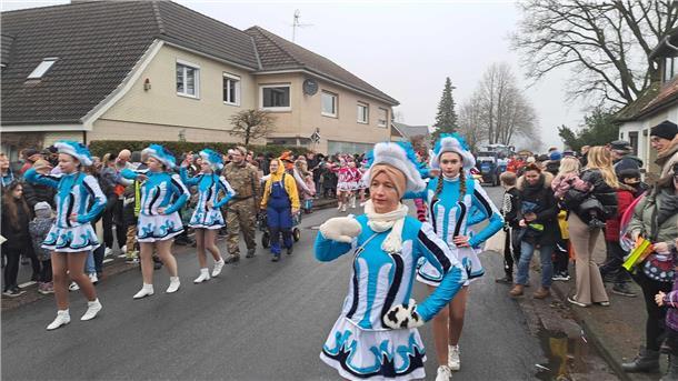Die schönsten Fotos vom Karneval in Wehdel: Was für ein bunter Umzugstrubel Die Prinzengarde darf nicht fehlen.