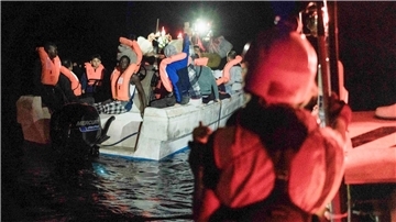 Die private Hilfsorganisation SOS Méditerranée hat im Mittelmeer Migranten von einem seeuntauglichen Schlauchboot gerettet.